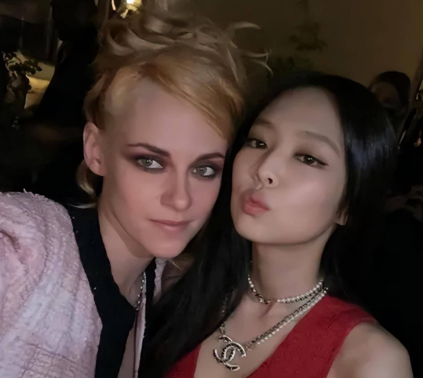 国外女星jennie演出服再惹争议,衣服小到露侧乳,肚子上赘肉明显!