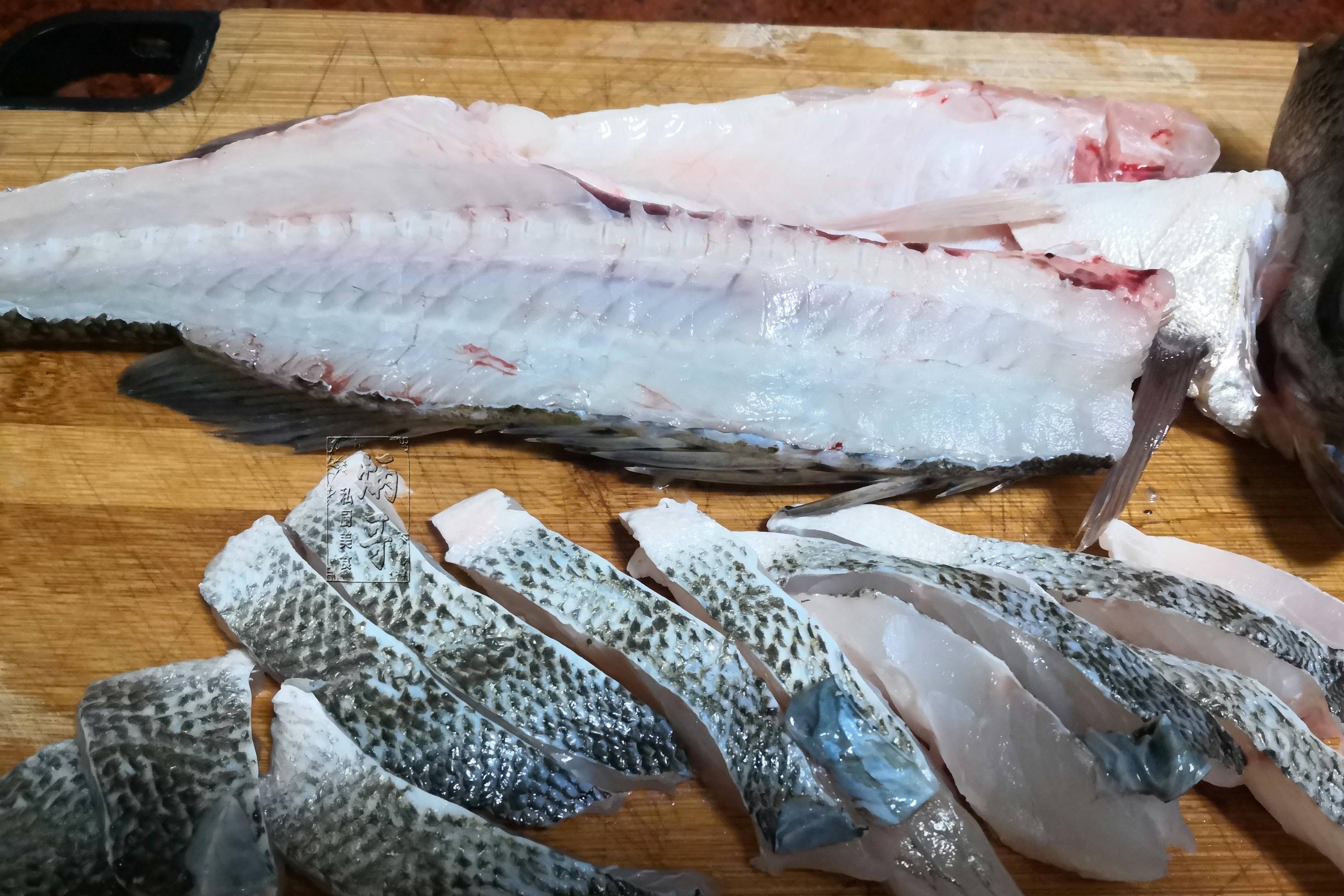 我常做这肉吃,1斤15块,不煎不炸加点它入锅一蒸真鲜嫩_鲈鱼_盘子_鱼刺