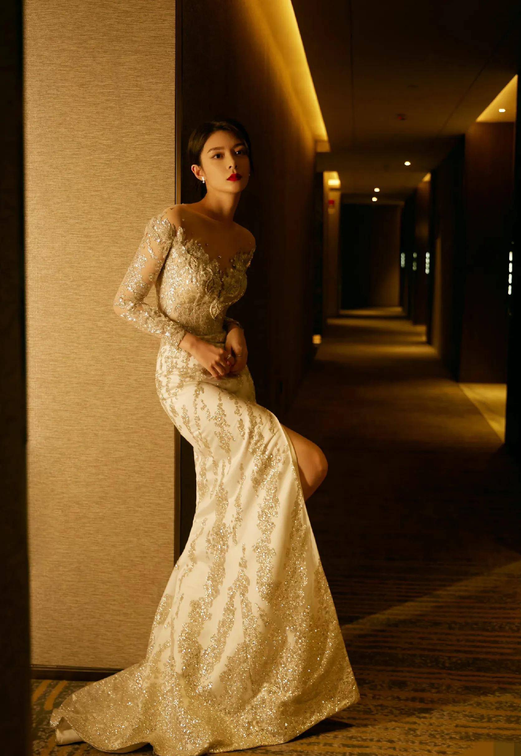 这张笑的好开心.手捧鲜花的傅菁.浴缸美人,哎呦这礼服长裙太好看了.