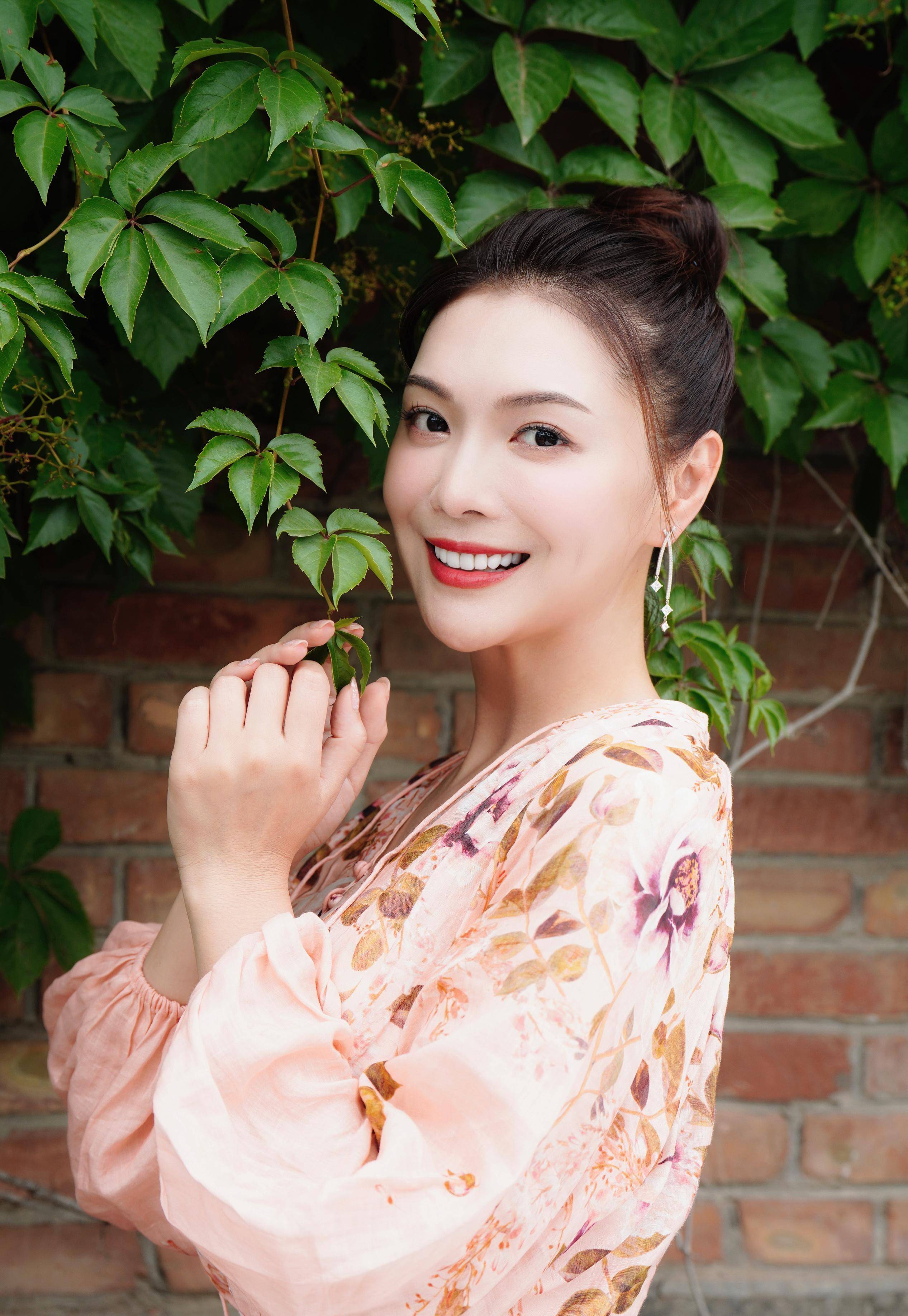 主持人栗坤晒照,元气满满的少女气质,只是不见传闻中的老公出镜_北京