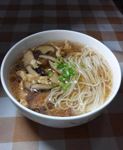 早起十分钟,就能享受到一碗鲜美的香菇鸡丝面,营养早餐妥妥搞定_关火