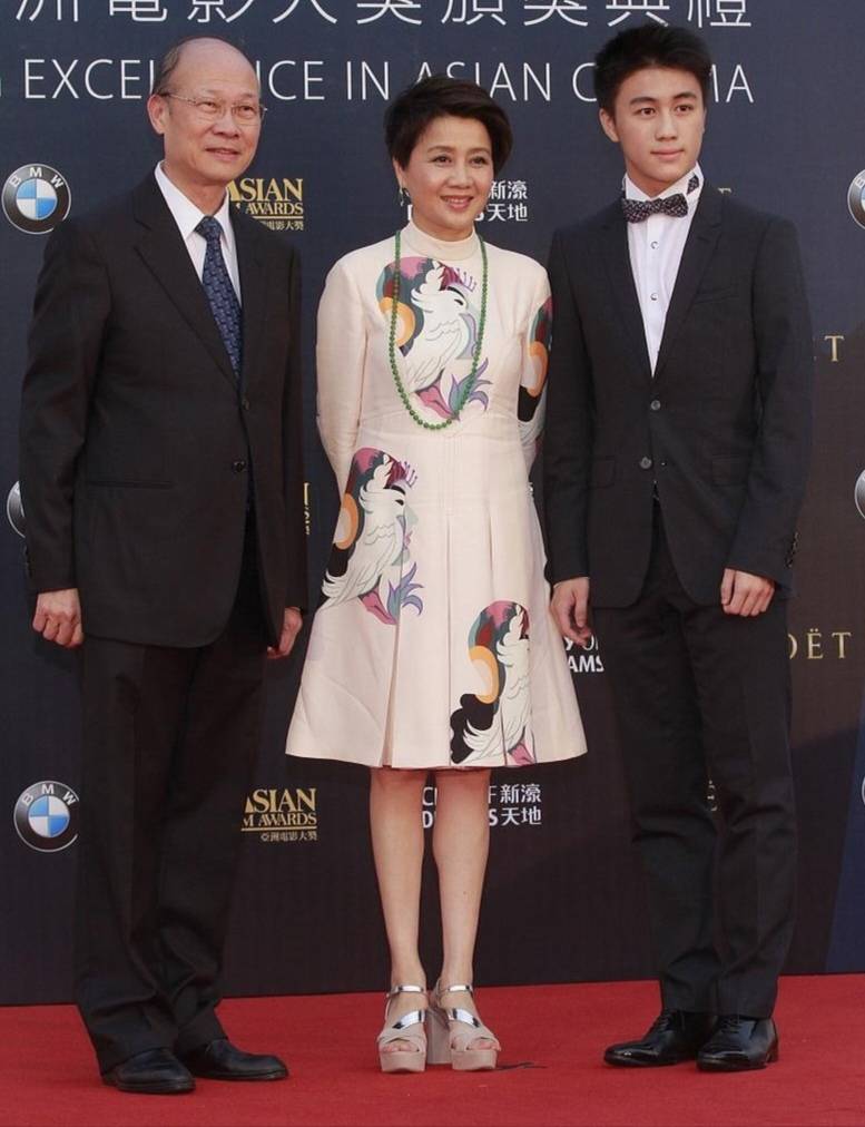 赌王四太梁安琪,身穿印花裙,佩戴翡翠项链,高贵典雅_款式_百褶裙_长度