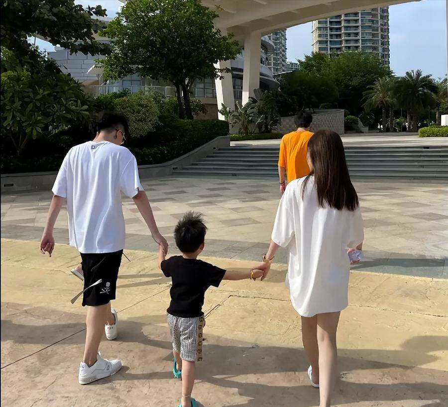 王思聪前女友雪梨罕晒全家照,富二代老公年轻帅气,儿子呆萌可爱_时尚