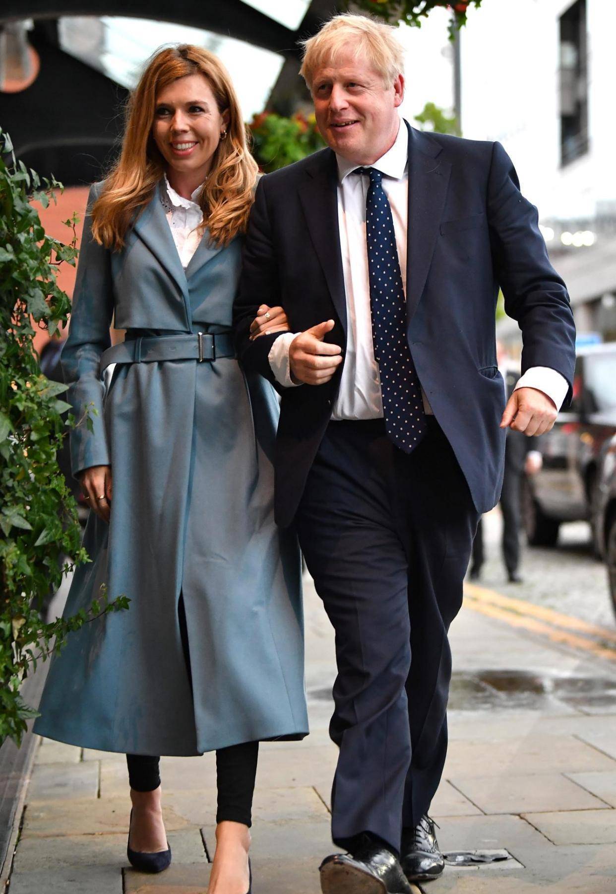 英国首相鲍里斯·约翰逊(boris johnson )和他的未婚妻卡莉·西蒙兹