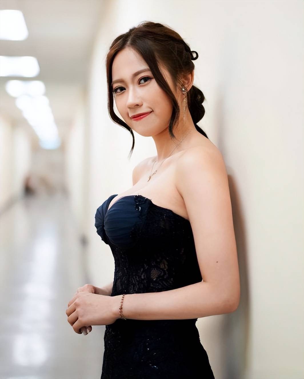 tvb港姐踢走另一女星,获钦点工作不断_邵初_黄靖灵_网友