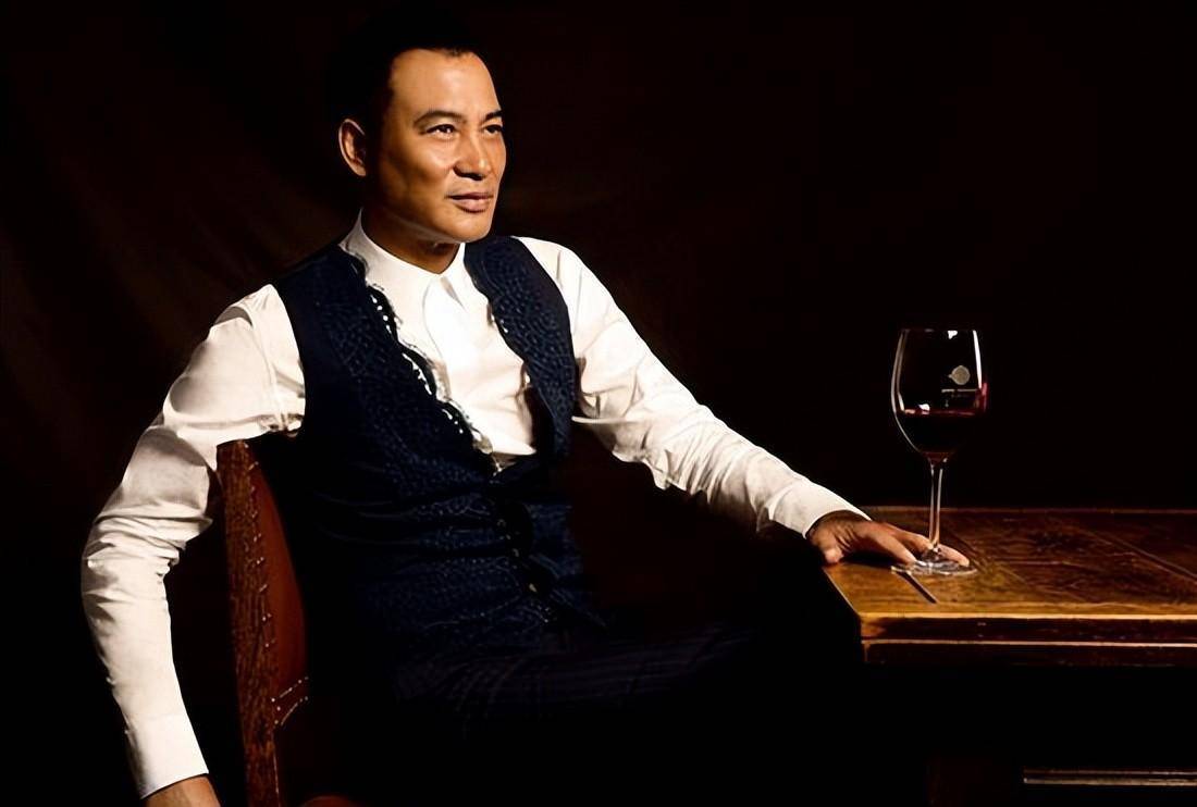 任达华从小就喜欢看一些电视剧.任达华年轻时家庭经济水平一般.