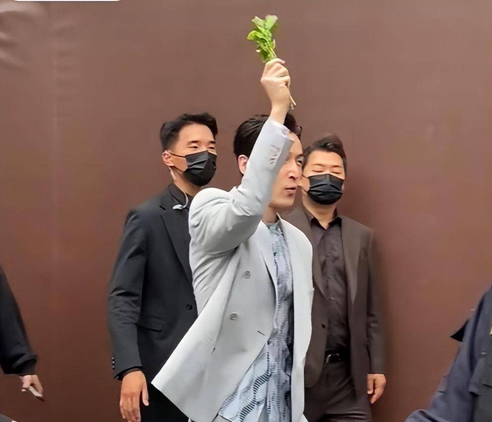 胡歌高举茉莉花离开,回应粉丝对女儿的祝福,人气太高需保镖护送_活动