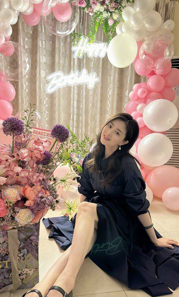 蒋欣生日晒照,美貌远胜18岁少女,网友惊呼她是美颜界的霸主!