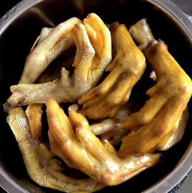 这道菜在制作的过程中老公是没有加任何调料的,只是将洗干净的鸭脚