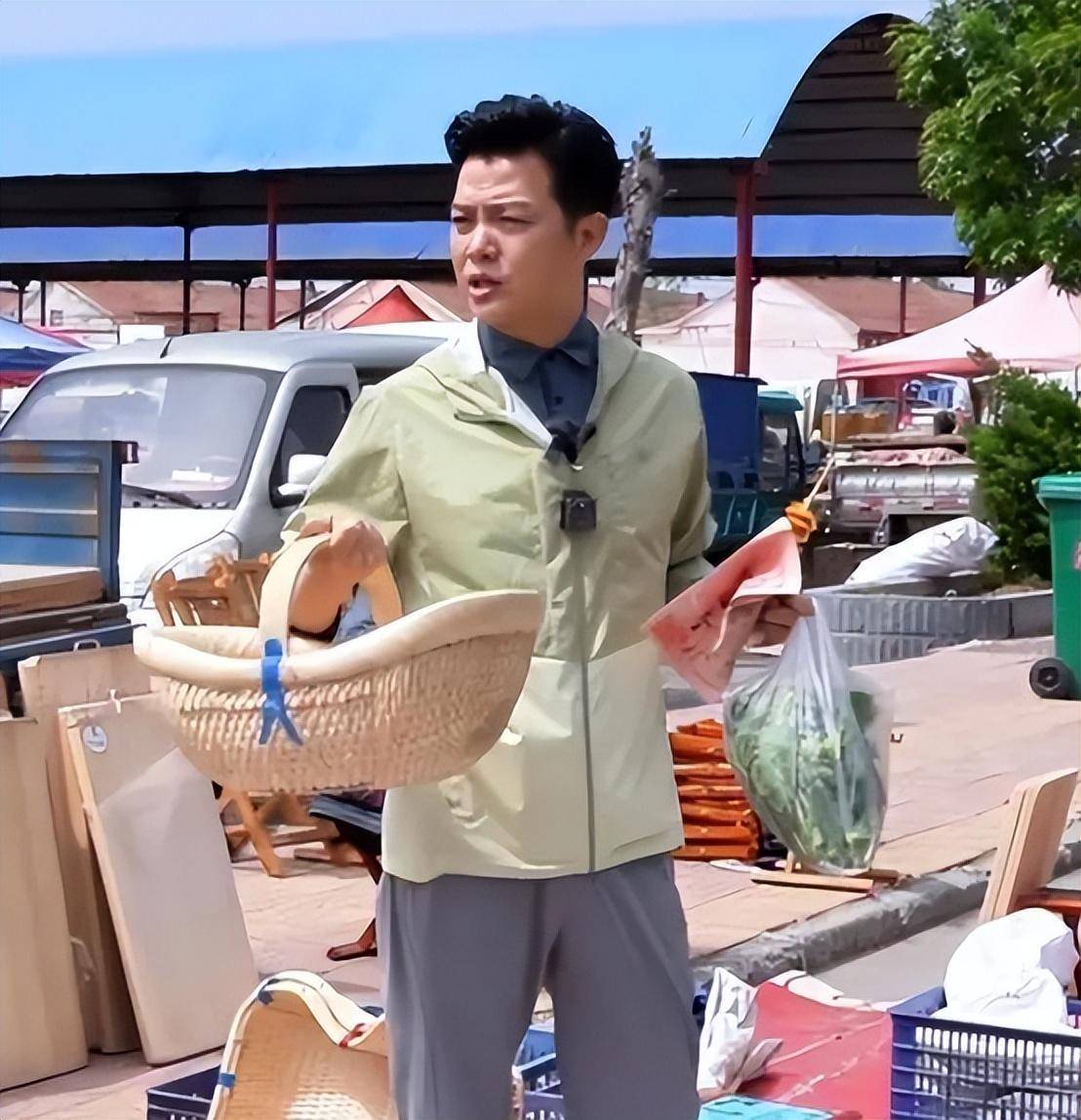 央视主持任鲁豫回山东赶集,大口吃喝似大叔,游走街边无人识_集市_网友