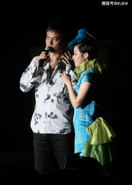 李泉比朱珠大15岁,当时已经手握《我要我们在一起》《眼色》等经典