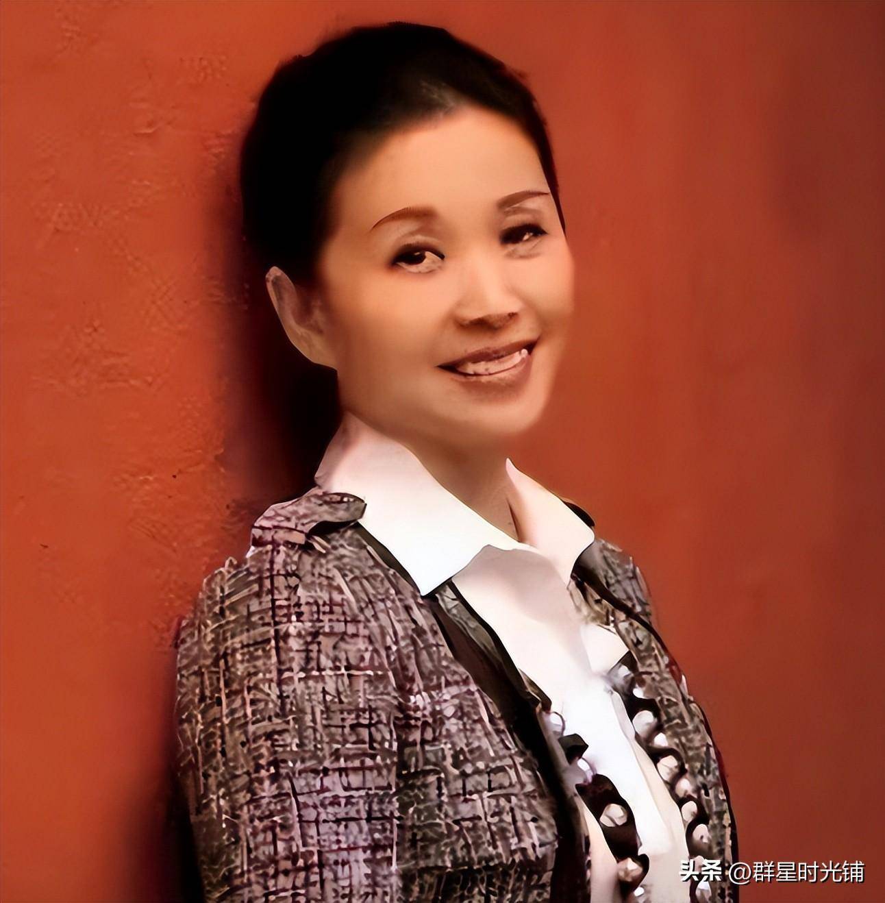 这还是《非诚勿扰》点评嘉宾黄菡老师吗?