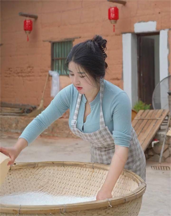 和李子柒等网红的瘦弱身材不同,阙佩琪略胖.