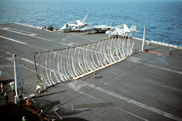 航母甲板上不起眼的盖板,内藏一张大网,是歼15和歼35最后的保障
