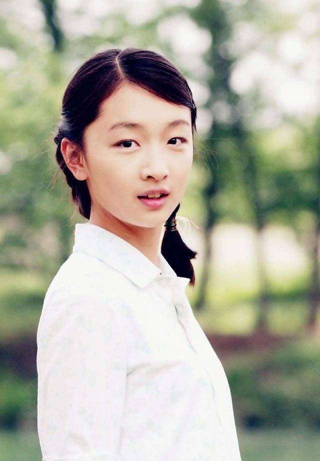 最狗血的还是周冬雨日常穿搭,即便30多岁了,却依旧长得像个小朋友,又