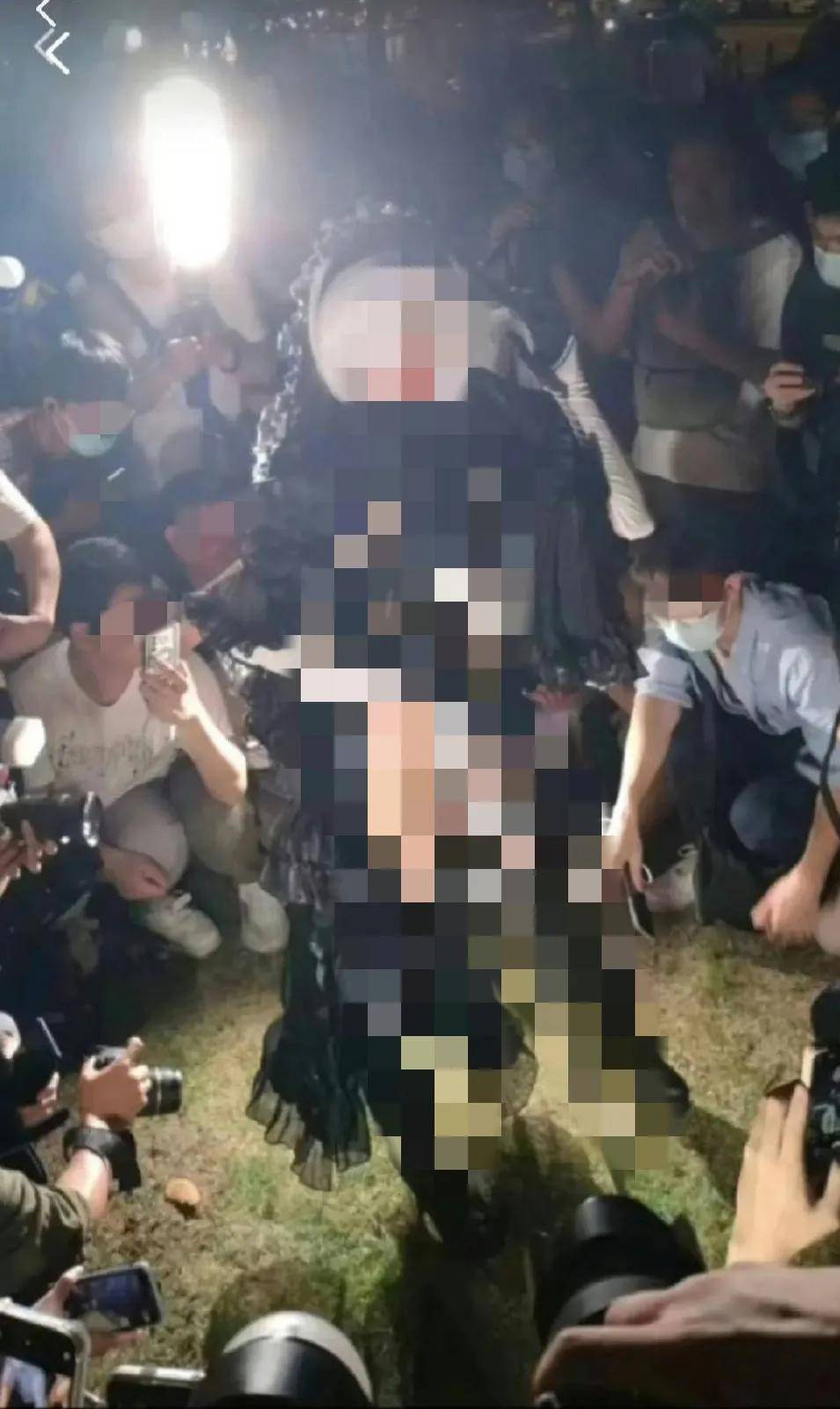 漫展福利姬被咸猪手,现场有人叫剪她裤子_coser_时尚_事情