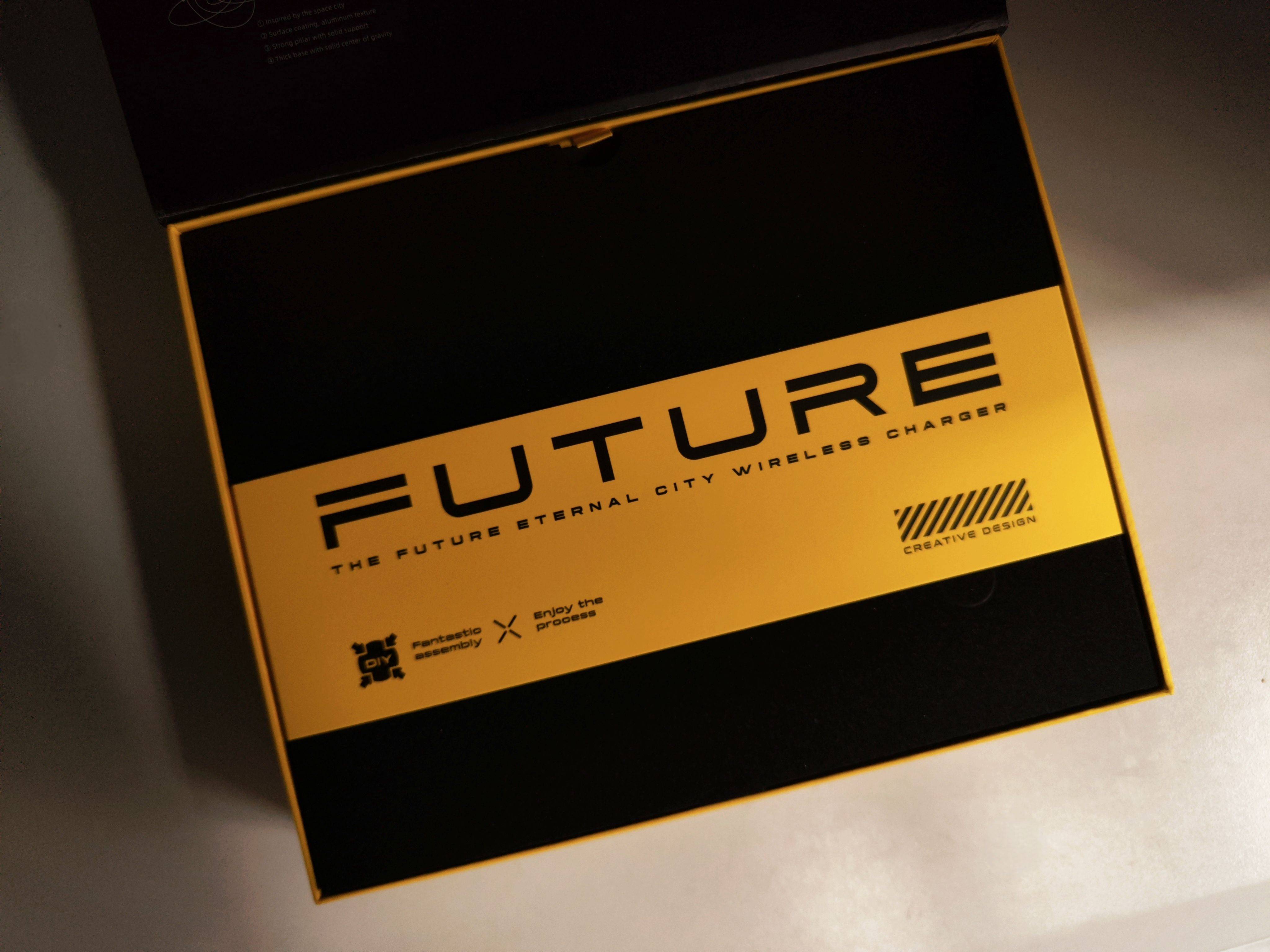 打开包装盒,我们可以看到印有future的英文字样,下一层是aohi永恒之城