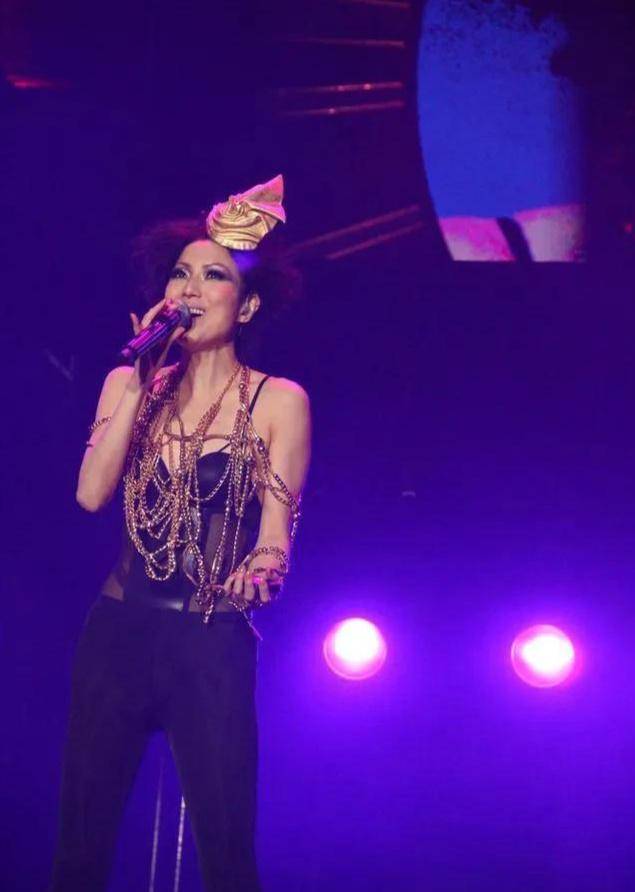 弄明白郑秀文胳膊的纹身内容,才懂:话语是指路的明灯,她赢了_意思