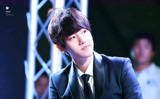 同时慢慢的粉丝也发现了他在舞蹈上的天赋,虽然不像张艺兴和金钟仁一