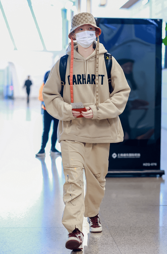 鹿晗现身机场,穿脏裤子平民鞋,手持护照超低调_细节_方面_品牌