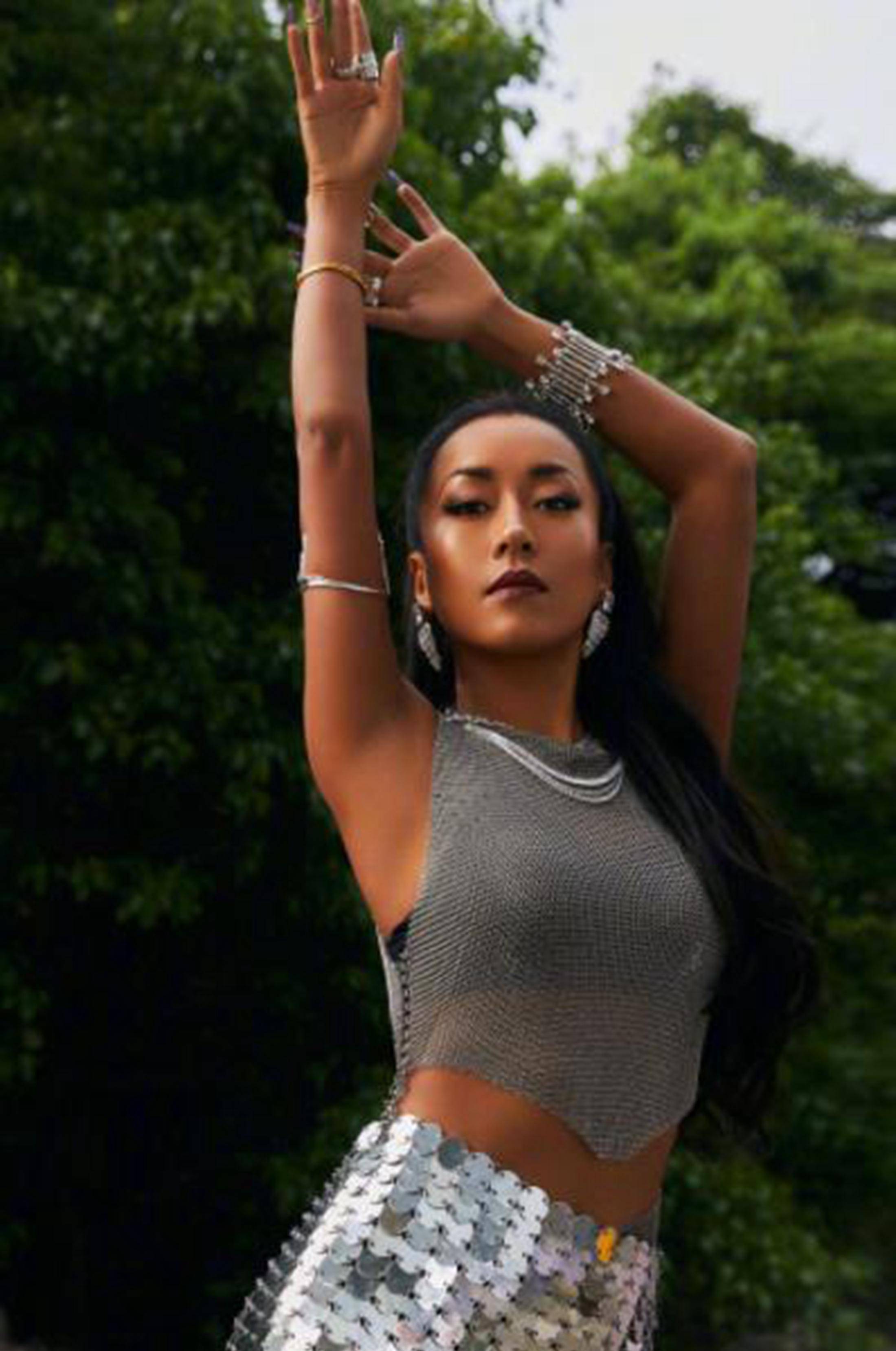 吉克隽逸泰式妆造热带雨林大片 着裸粉色披风裙气场全开_写真_自然