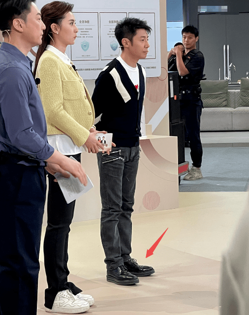 撒贝宁回湛江 穿厚底高跟鞋勉强扳回身高劣势