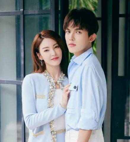 当时张雨绮为了小男友李柄熹,公开得罪芒果tv,宣布退出