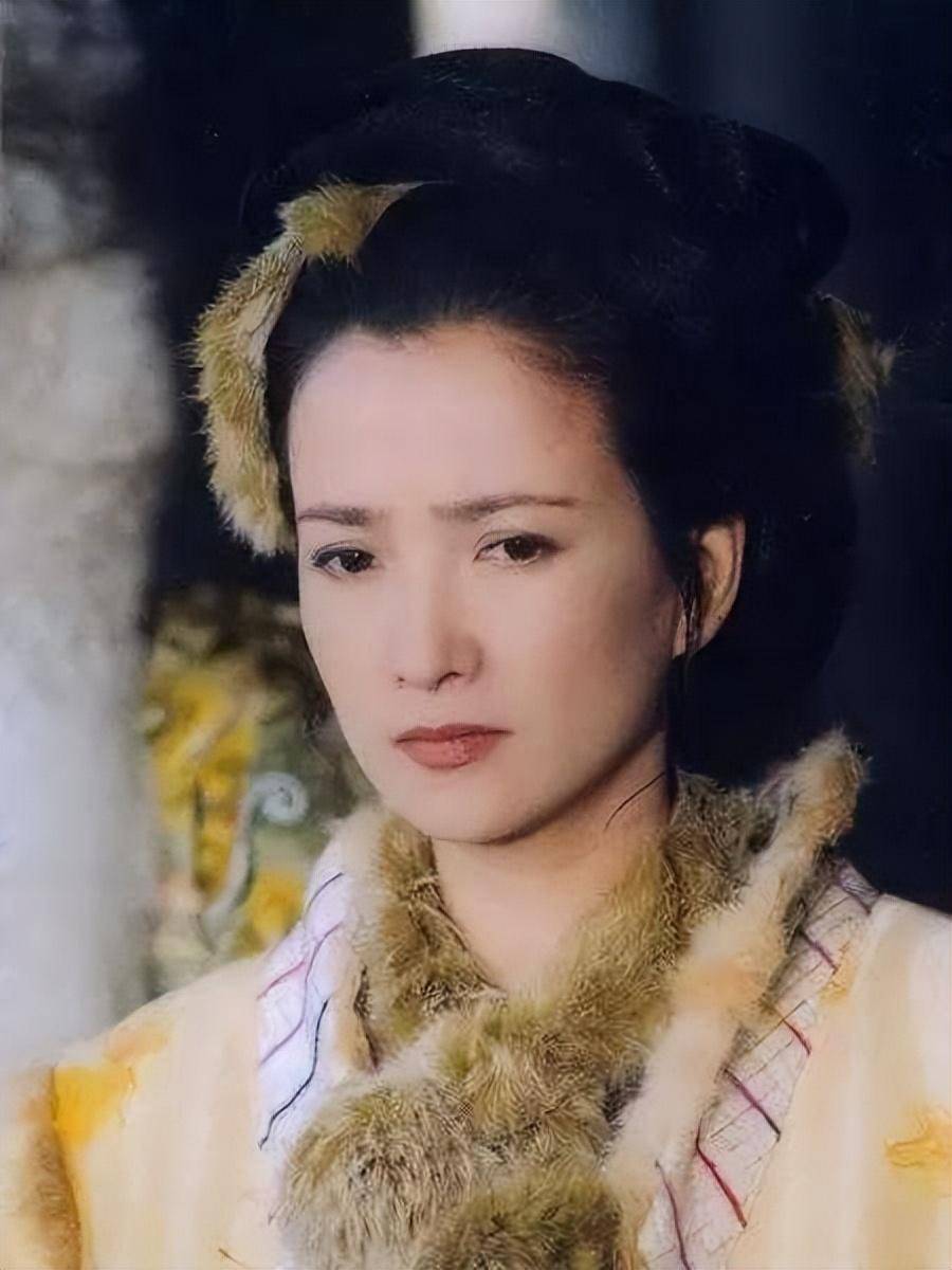 "女子专业户"何晴,衣穿简约款,色选经典色,59岁依然美丽优雅_气质