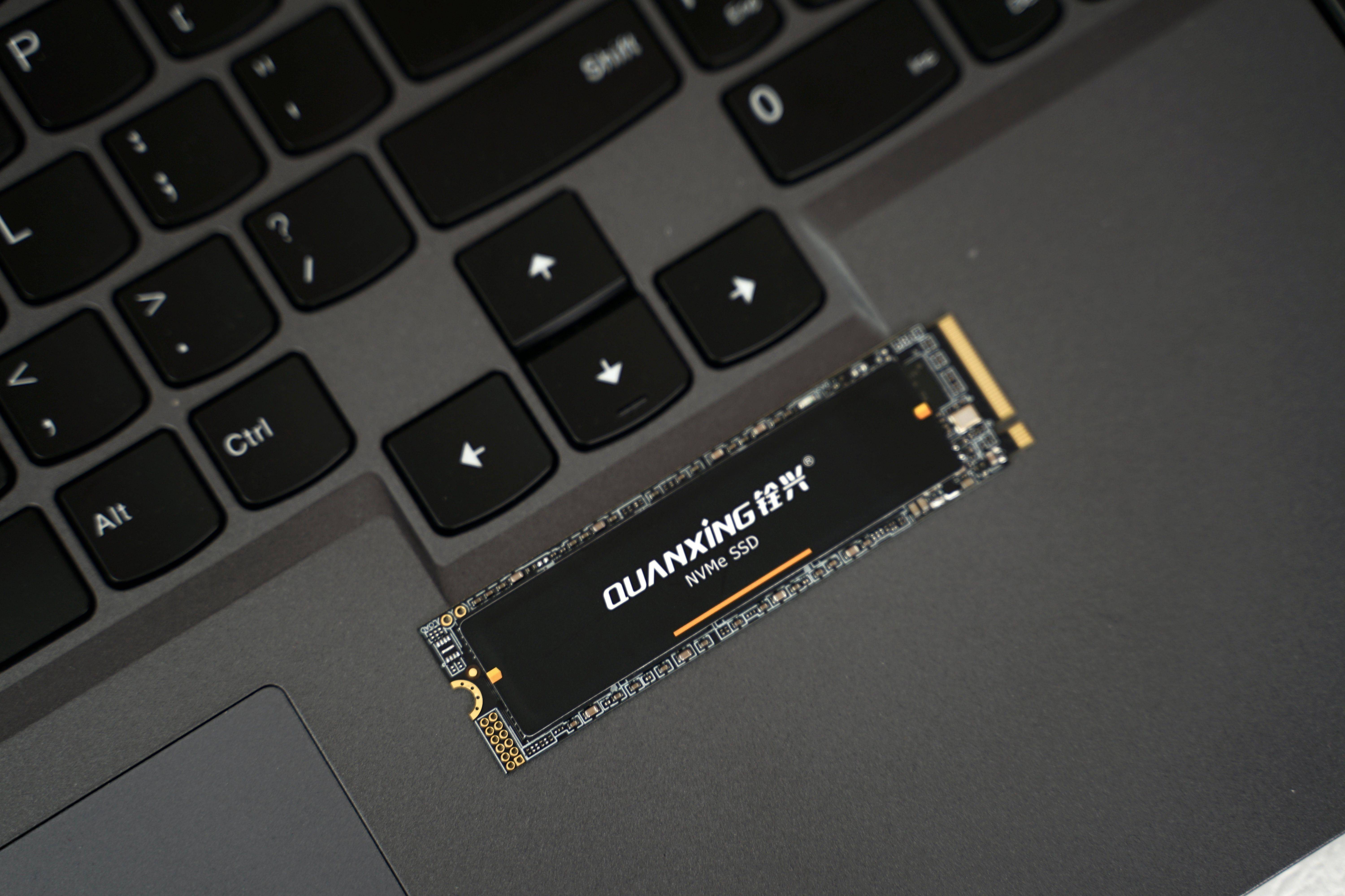 背面则是一些详细信息,硬盘型号,容量,接口类型,s/n和p/n码