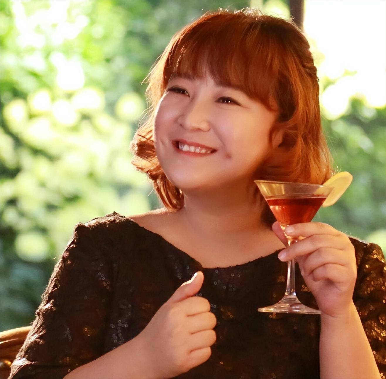 40岁贾玲突然暴瘦50斤,小腹平平,身材回春,网友大喊:快出教程_冯巩_相