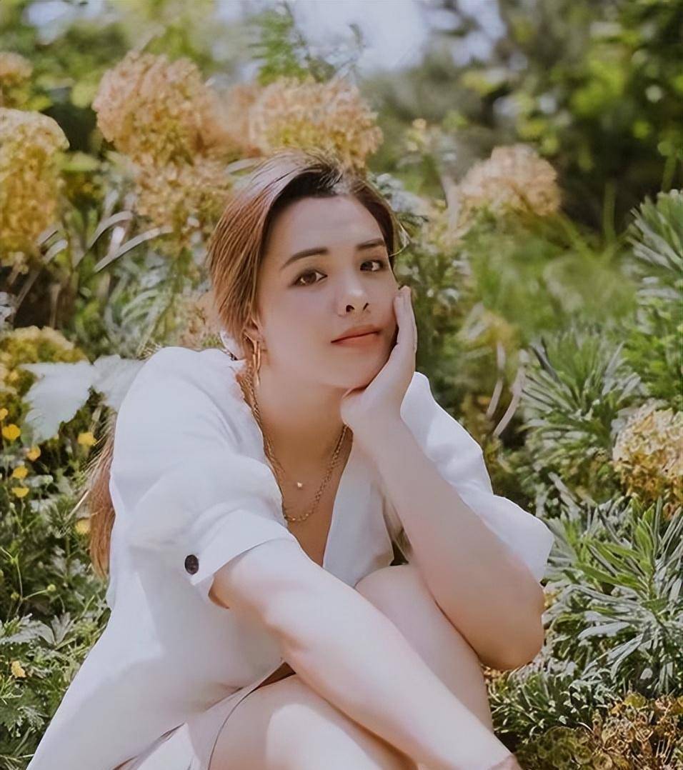 钟丽缇22岁大女儿晒美照,穿浴袍凹造型,身材比妈妈还要辣_yasmine