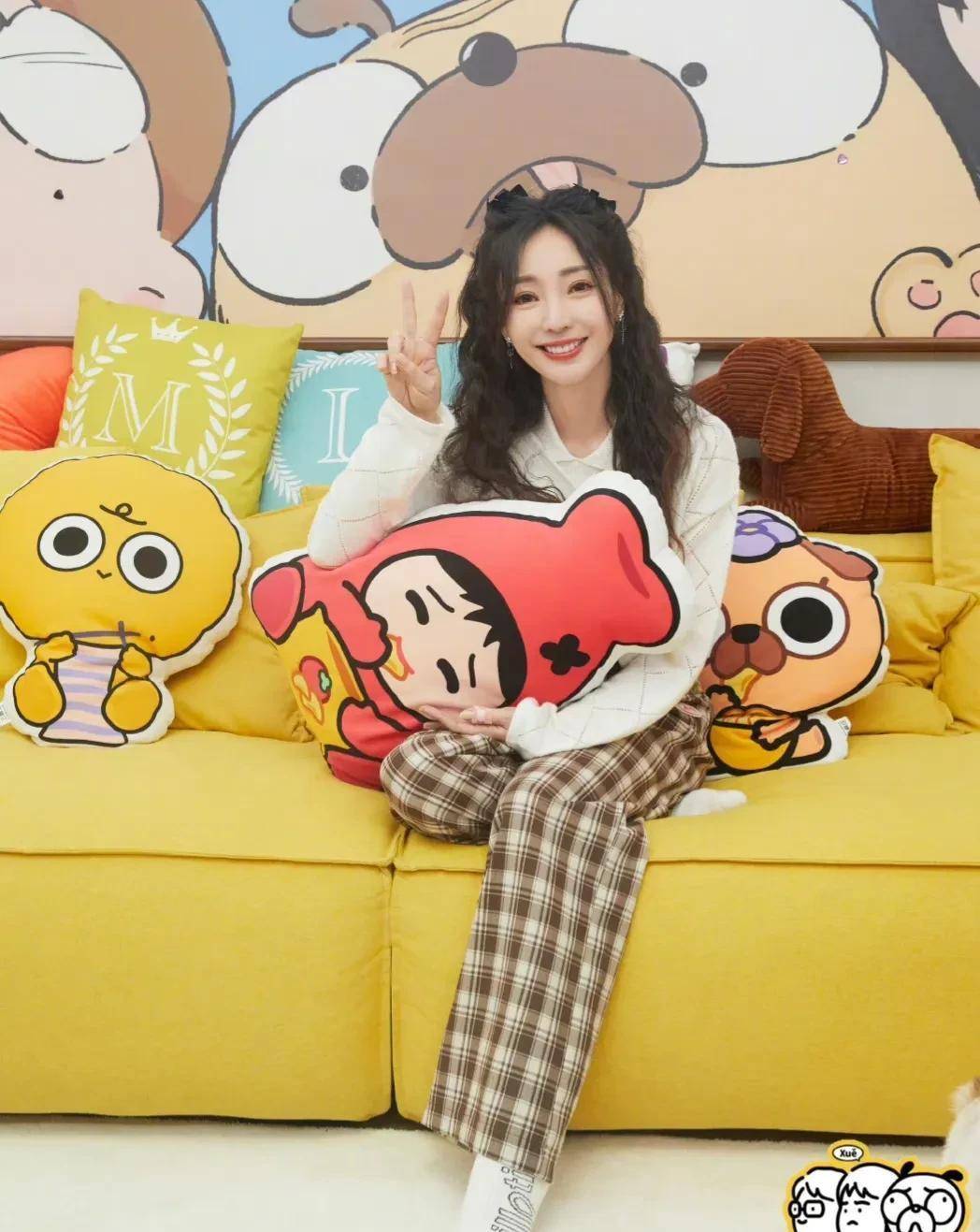 柳岩自曝曾被入室抢劫,被歹徒用枕头捂醒,被抢走了手机和银行卡_因为