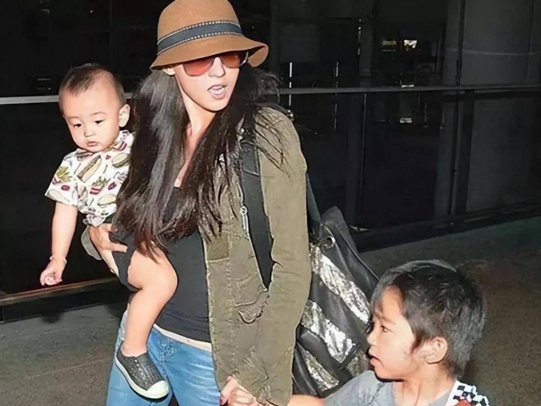 演员张柏芝:3胎儿子生父未知,又被传怀4胎,她已走上一条不归路_谢霆锋