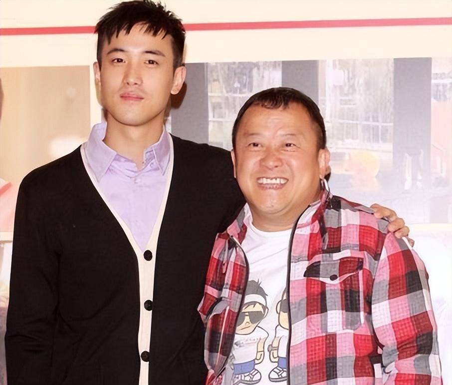 不得不说,曾国祥确实比老爸曾志伟有魅力多了,无论是颜值,身材还是