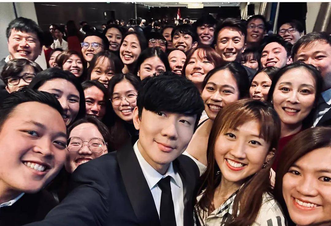 林俊杰参加新加坡国人欢聚酒会穿正装与哈莉玛总统合影_和英国_音乐