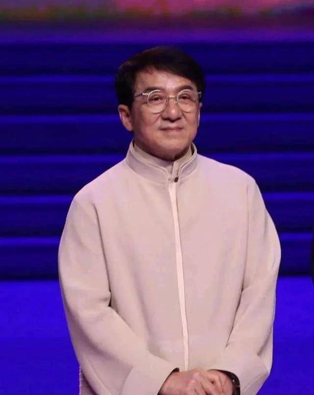 成龙的成长故事是一个鼓舞人心的故事,他的坚韧和毅力,敬畏和热爱