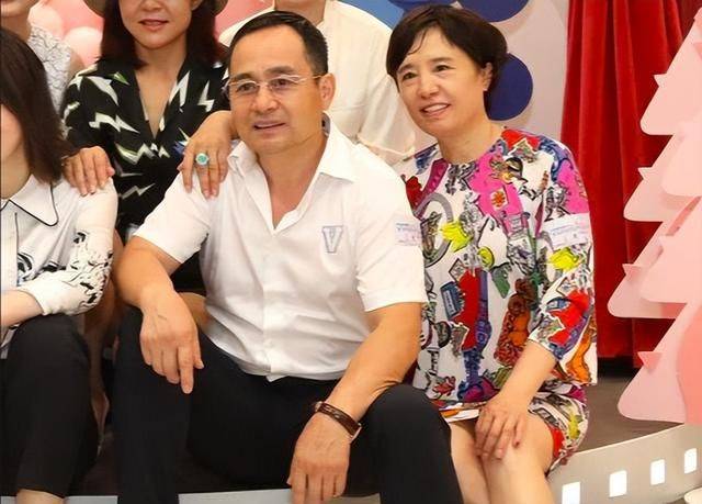 而很早之前杨幂就曾说过妈妈叫杨春玲,杨幂的名字由来也是因为父母都