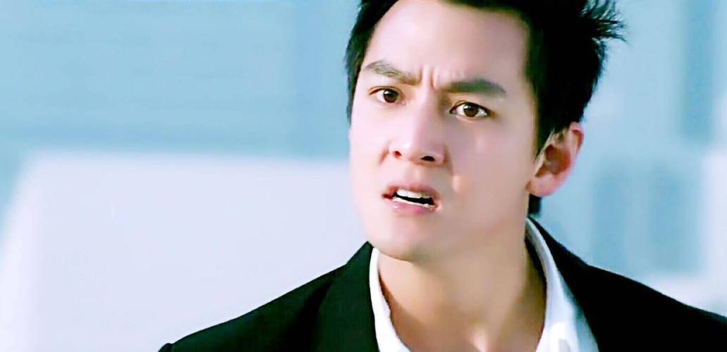 出生于美国的香港男星吴彦祖,年轻时期凭借帅气外表与精湛演技成为