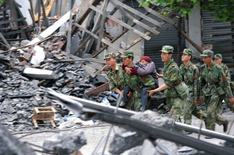 汶川地震救援官兵图片