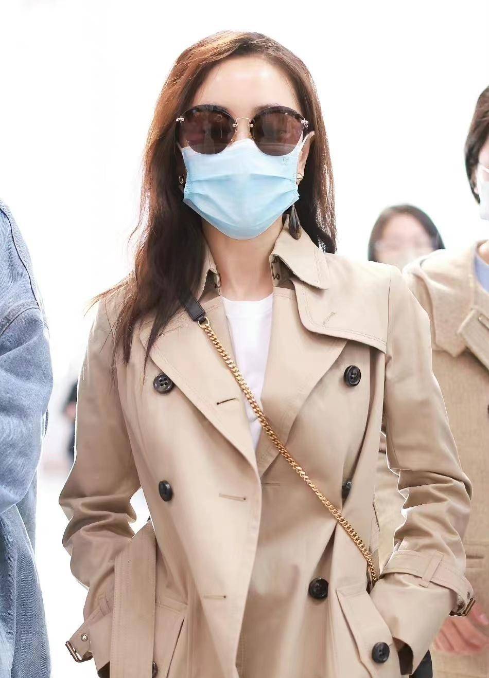 41岁杨蓉现身机场,卡其色风衣配牛仔裤,休闲随性很减龄!