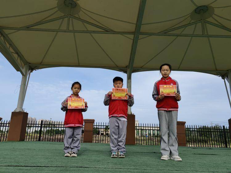 定陶区第四实验小学举行"浓浓五月情 感恩母亲节"升