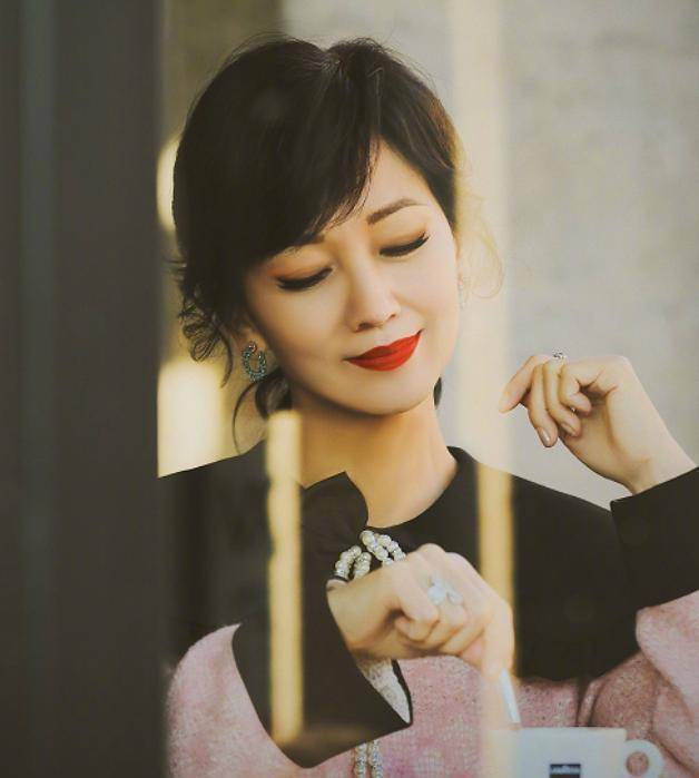 65岁赵雅芝晒近照,皮肤白皙举止优雅,这种粉红色只有她能驾驭_照片