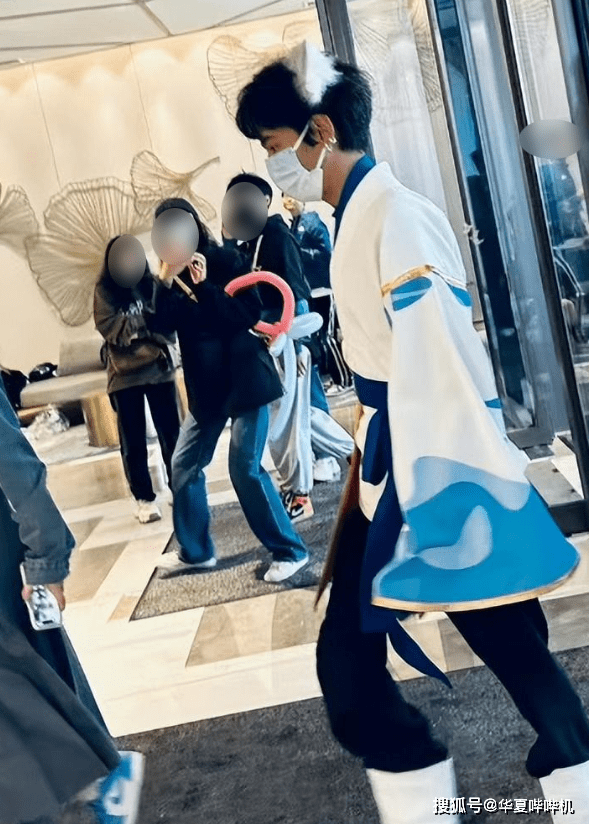 并且兽耳应该是类似于米老鼠或者玲娜贝儿那种比例,而不是用猫耳发箍