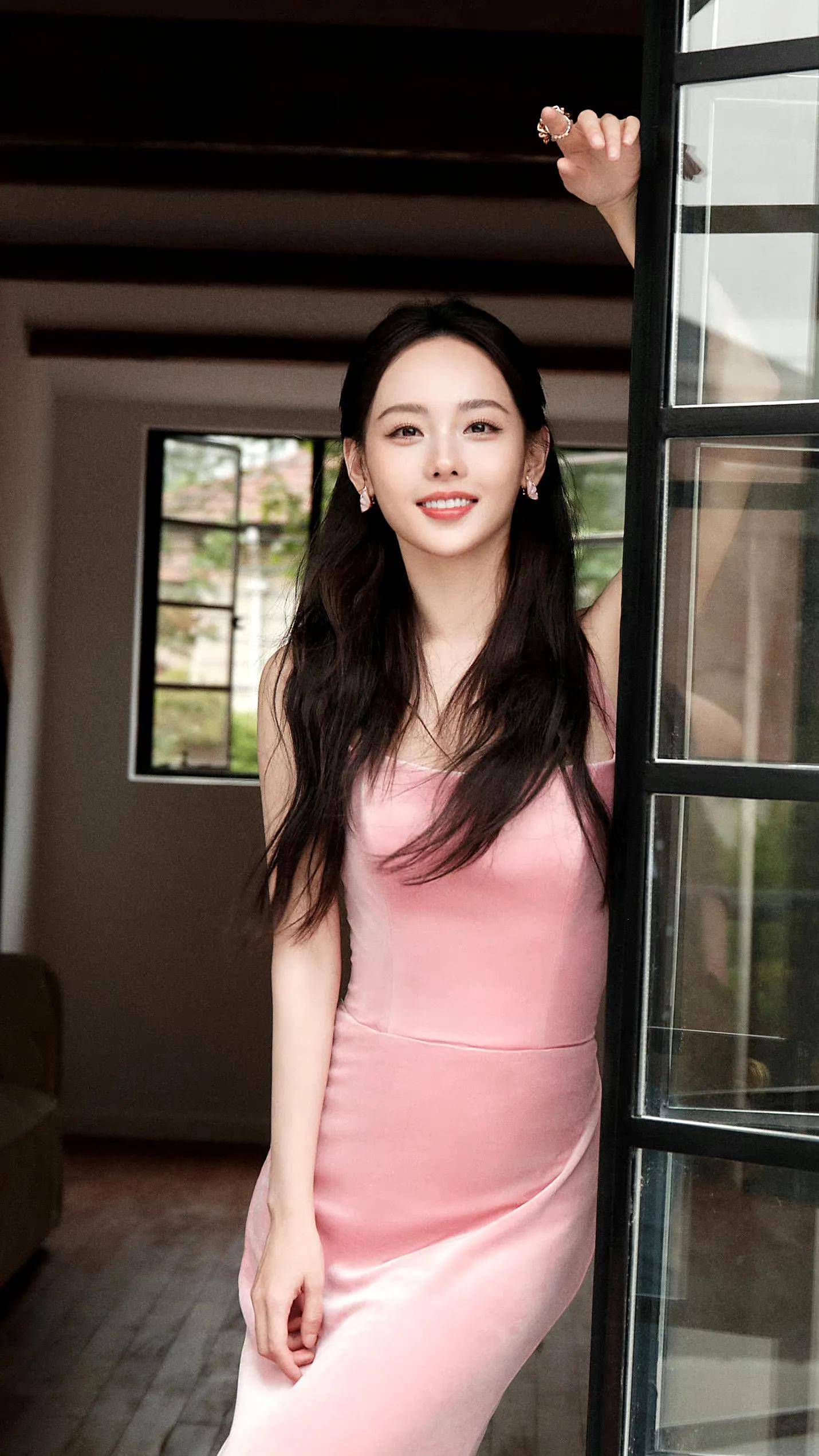 优雅高贵的张嘉倪_气质_亲和力_从容