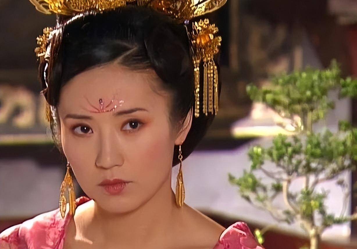而同样的演员,同样的朝代,张彤在《武媚娘传奇》里虽然满头珠翠但总