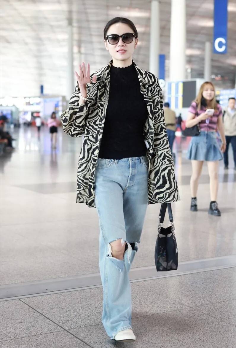 小宋佳穿衣真潮,大廓形斑马纹衬衫,搭配破洞牛仔裤,率性时髦_下身