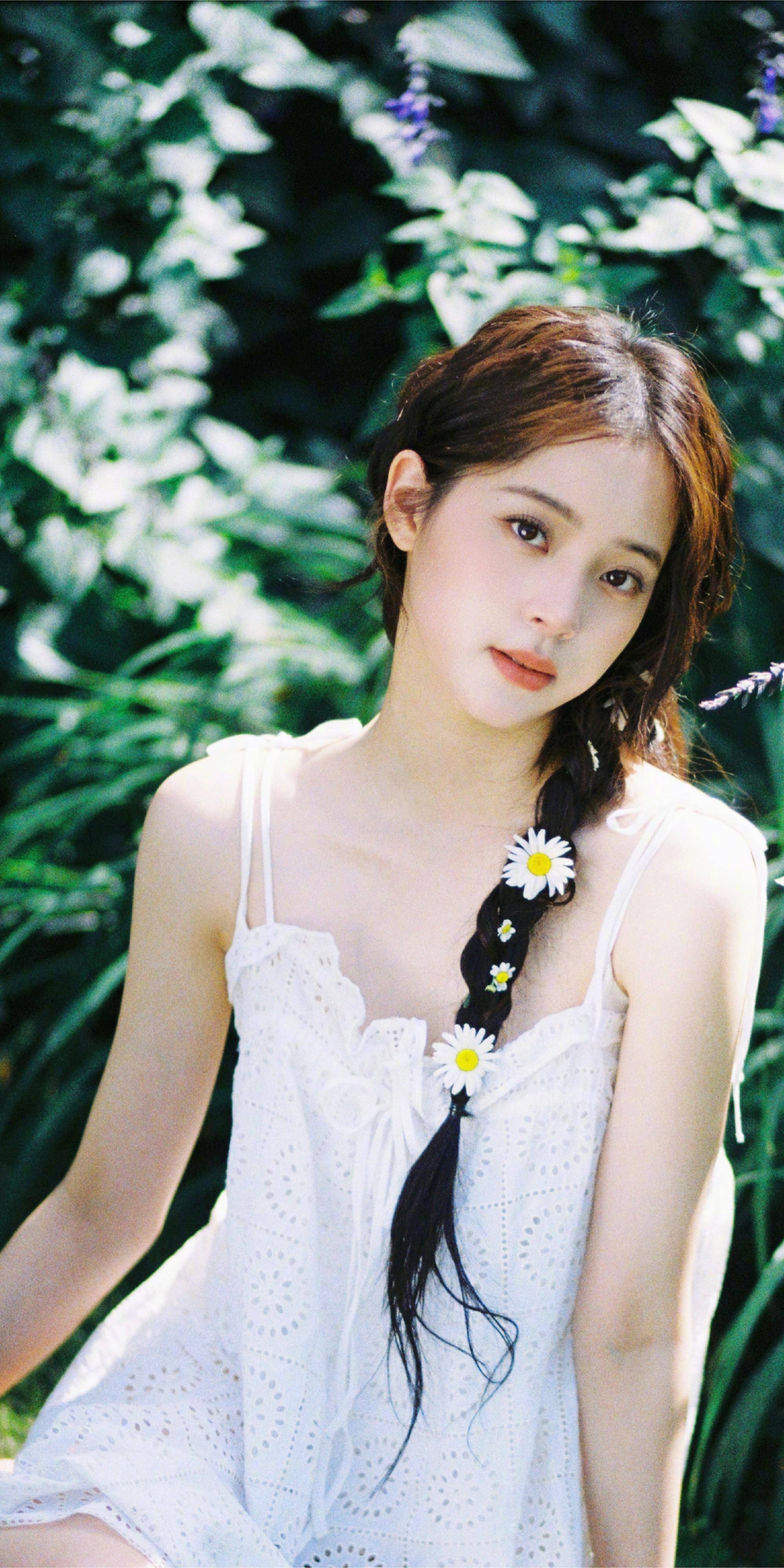欧阳娜娜私服写真,麻花辫搭配白色吊带裙,满满的甜美浪漫气息_镂空