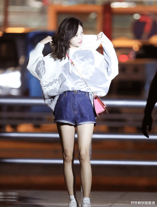 吴宣仪终于找到自己风格,穿牛仔短裤搭配肥大毛衣变呆萌少女!