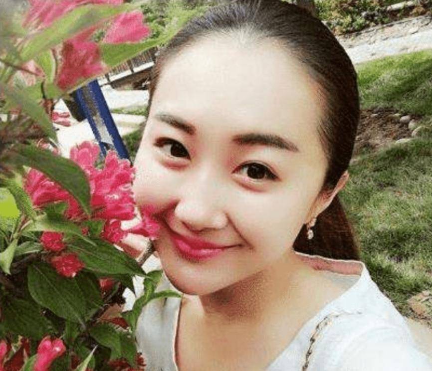 宋小宝的第一任妻子名叫霍晓红,也是一位唱响两人故事的女演员,但两人