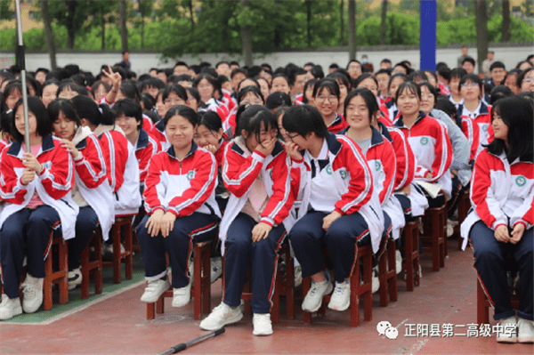 韶华拼搏酣畅,青春篇章不朽 ——正阳二高举办"决胜高考"励志演讲会